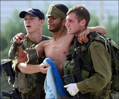 20060814063756-0000-soldados-israelies-con-herido.jpg